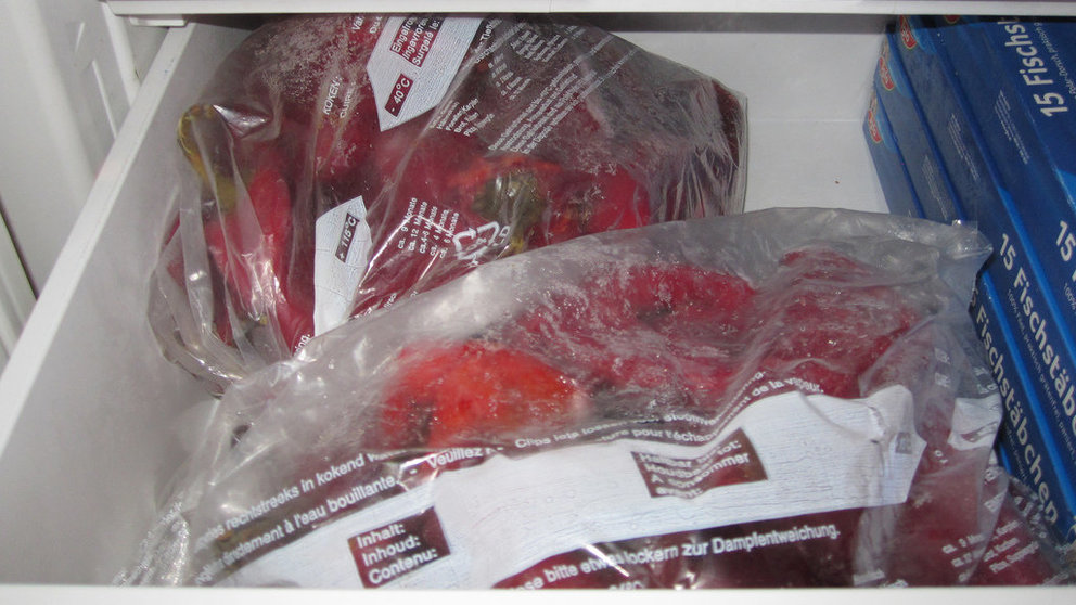 Imagen de varias bolsas almacenadas en el congelador de una nevera ARCHIVO
