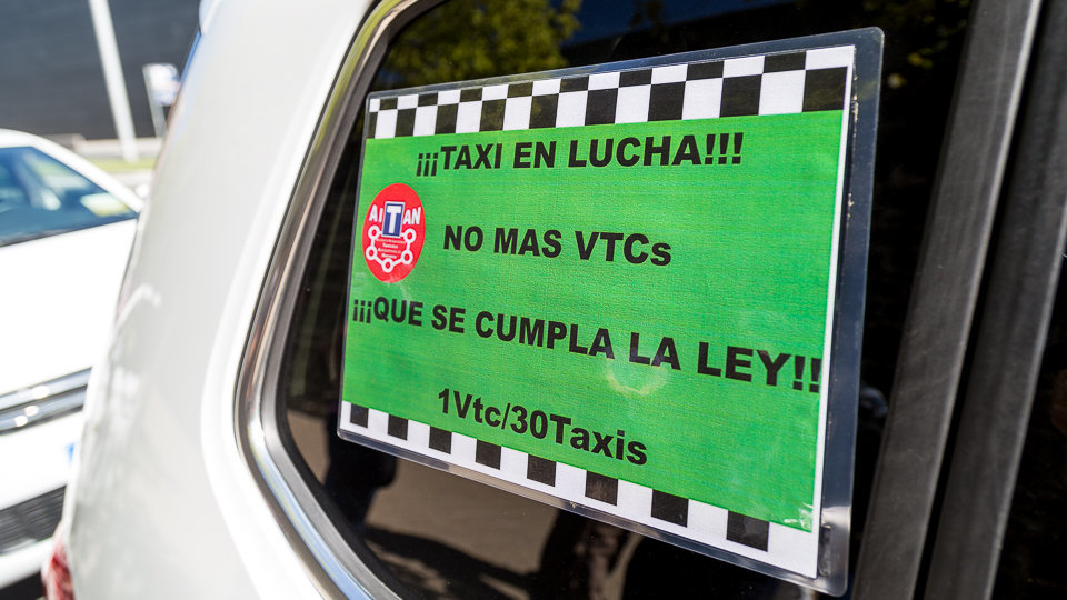 Concentración de taxistas con motivo del paro convocado por la Asociación Independiente de Taxistas Auto-patronos de Navarra, AITAN (01). IÑIGO ALZUGARAY