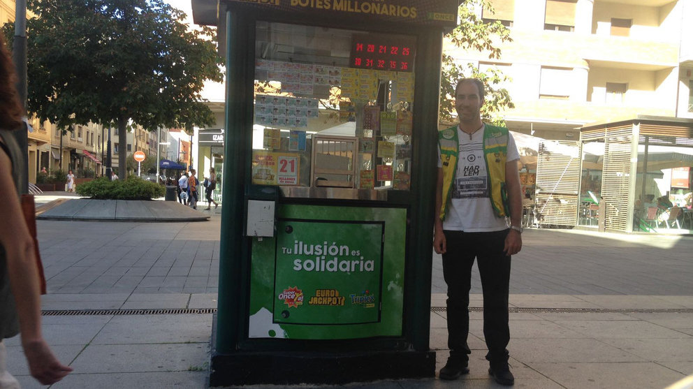 El vendedor de la ONCE Joseba Aldunate Andrés, que ha repartido 35.000 euros en Sangüesa, en el kiosko de Carlos III.