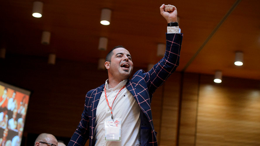 El socialista Ramón Alzórriz levanta la mano tras conocerse que sustituirá a Santos Cerdán como secretario de organización del PSN. PABLO LASAOSA