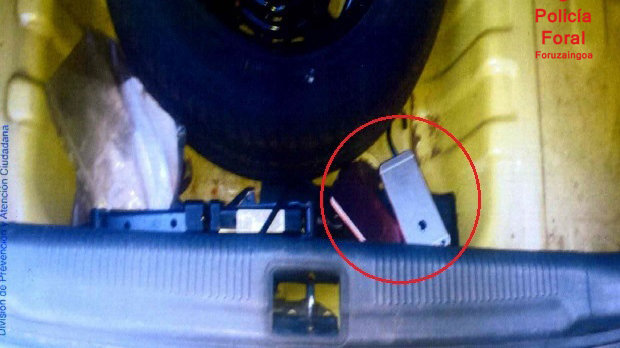 Imagen de los teléfonos móviles sustraidos y que fueron encontrados por la Policía Foral, en el interior de la rueda de repuesto del coche de los ladrones
