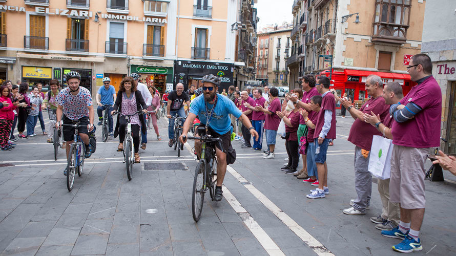 La 'Blue Rides' llega a la plaza del Consistorio en Pamplona.