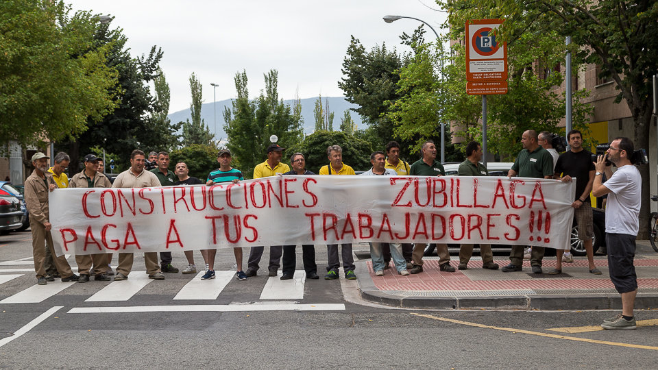 Trabajadores de Construcciones Zubillaga se concentran ante la sede de la firma para protestar por el impago de sus salarios desde abril (08). IÑIGO ALZUGARAY