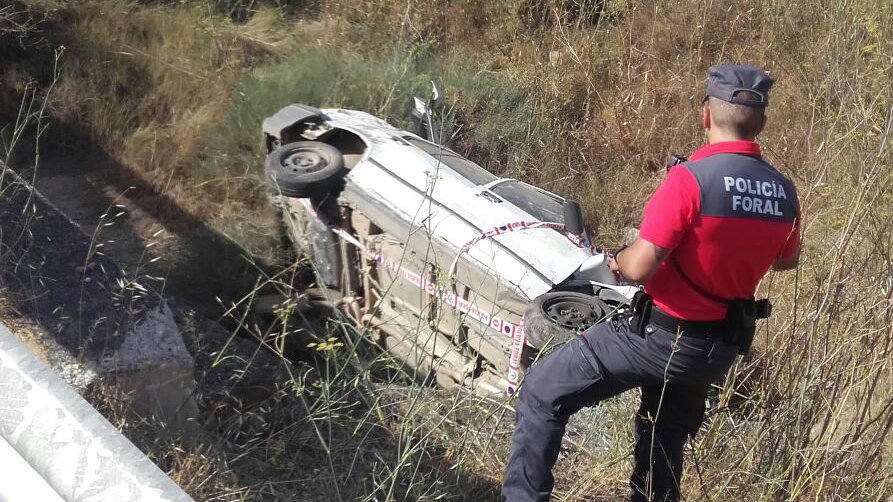El vehículo del accidente registrado en Falces en el que ha resultado herido su conductor al salirse de la vía.