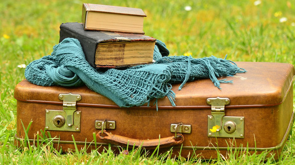 Los libros, compañeros imprescindibles para las vacaciones que no pueden faltar en la maleta.