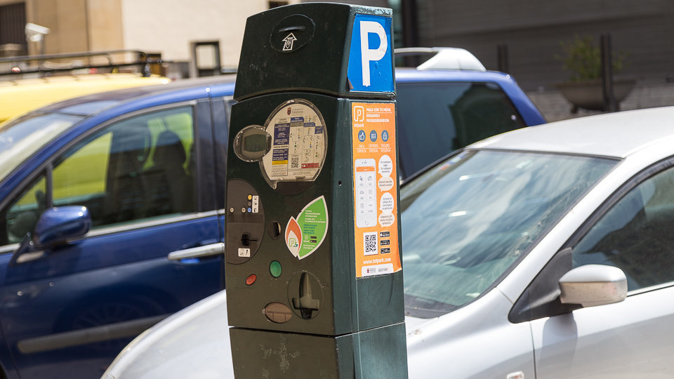 Desde el 1 de agosto vuelve a funcionar la &#39;zona azul&#39; en Pamplona, tras quince días de aparcamiento libre en la ciudad (01). IÑIGO ALZUGARAY