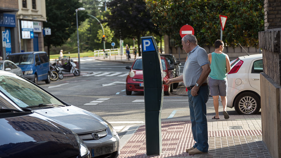 Desde el 1 de agosto vuelve a funcionar la 'zona azul' en Pamplona, tras quince días de aparcamiento libre en la ciudad (11). IÑIGO ALZUGARAY