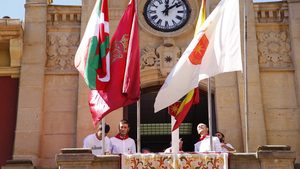El Ayuntamiento de Estella ha colocado la ikurriña durante el Chupinazo de inicio de sus fiestas patronales. ÍÑIGO ALZUGARAY (2)