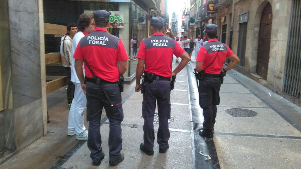 Agentes de la Policía Foral durante un control de seguridad en las calles de Estella durante las fiestas de la localidad navarra POLICÍA FORAL