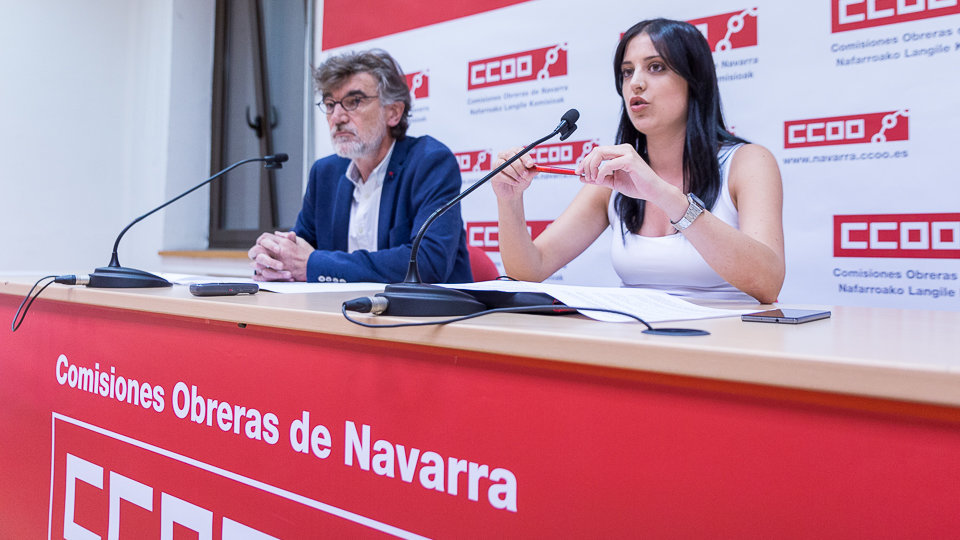 El secretario general de CCOO de Navarra, Chechu Rodríguez, y la secretaria de Mujer y Juventud del sindicato, Nerea Contreras, presentan un informe sobre la 'brecha de género'. IÑIG (9)