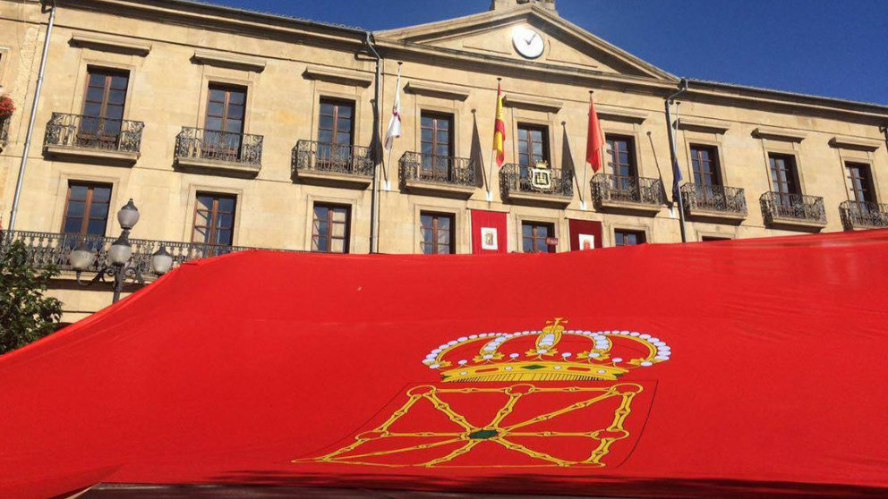 La gran bandera de Navarra desplegada frente al Ayuntamiento de Tafalla un día antes del chupinazo festivo de la localidad. IMAGEN CEDIDA