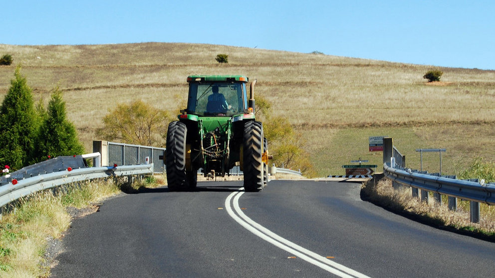 Imagen de un tractor circulando por una carretera ARCHIVO
