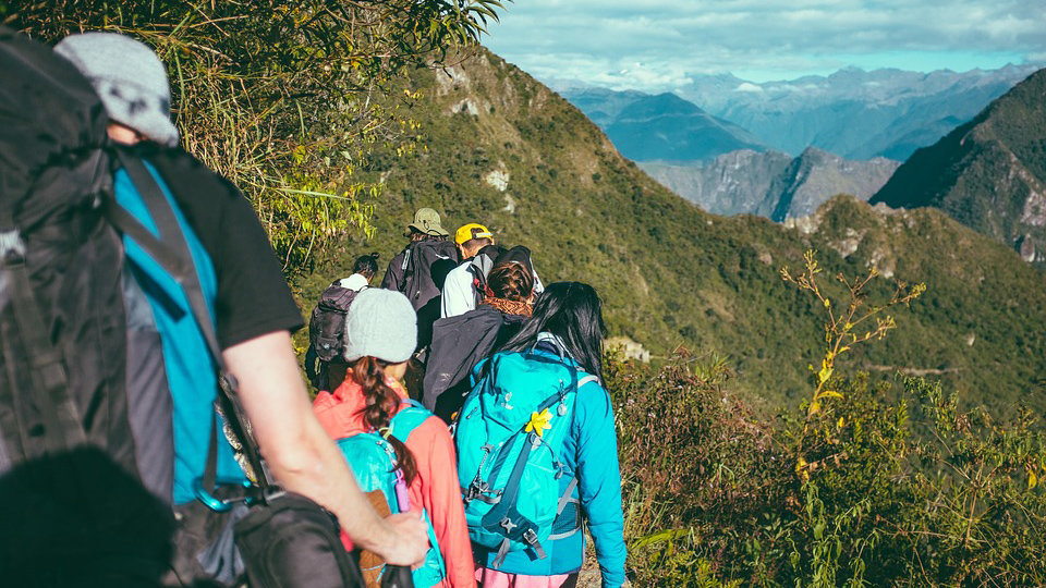 Imagen de varios senderistas caminando por una montaña ARCHIVO