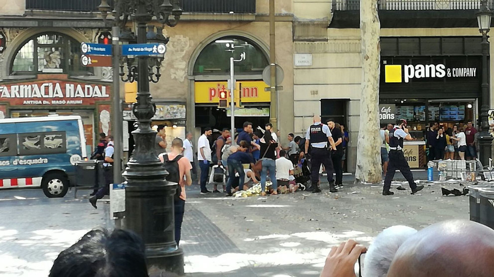 Primeras atenciones médicas tras el brutal atropello masivo en la Rambla de Barcelona en un atentado terrorista TWITTER