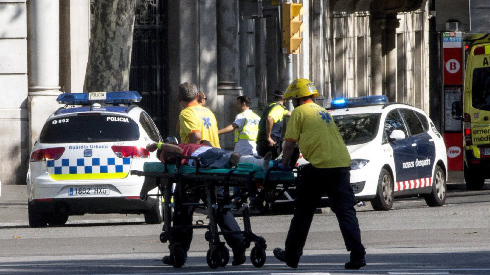 Primeras atenciones médicas tras el brutal atropello masivo en la Rambla de Barcelona en un atentado terrorista EFE