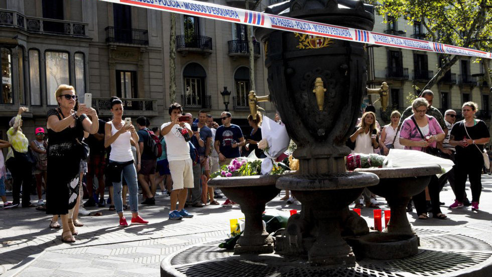 Muestras de condolencia en la fuente de Canaletas, en las Ramblas de Barcelona, un día después del fatal atentado en la ciudad condal EFE