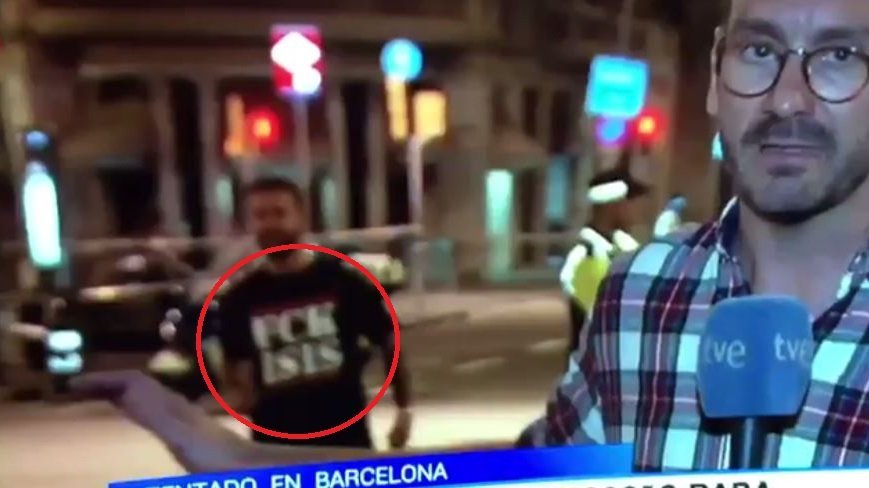 Captura de vídeo del momento en el que un joven muestra una camiseta contra el ISIS en la cobertura televisiva del atentado de Barcelona TWITTER