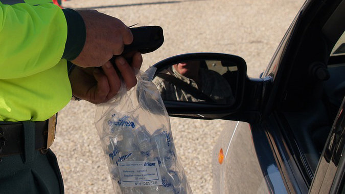 Imagen de un control de alcoholemia practicado a un conductor detenido en una carretera ARCHIVO