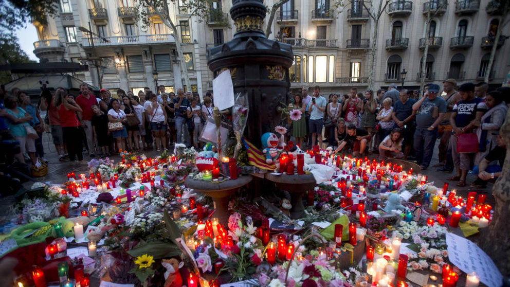 Flores y velas en las Ramblas de Barcelona por las víctimas de los atentados yihadistas en Cataluña EFE
