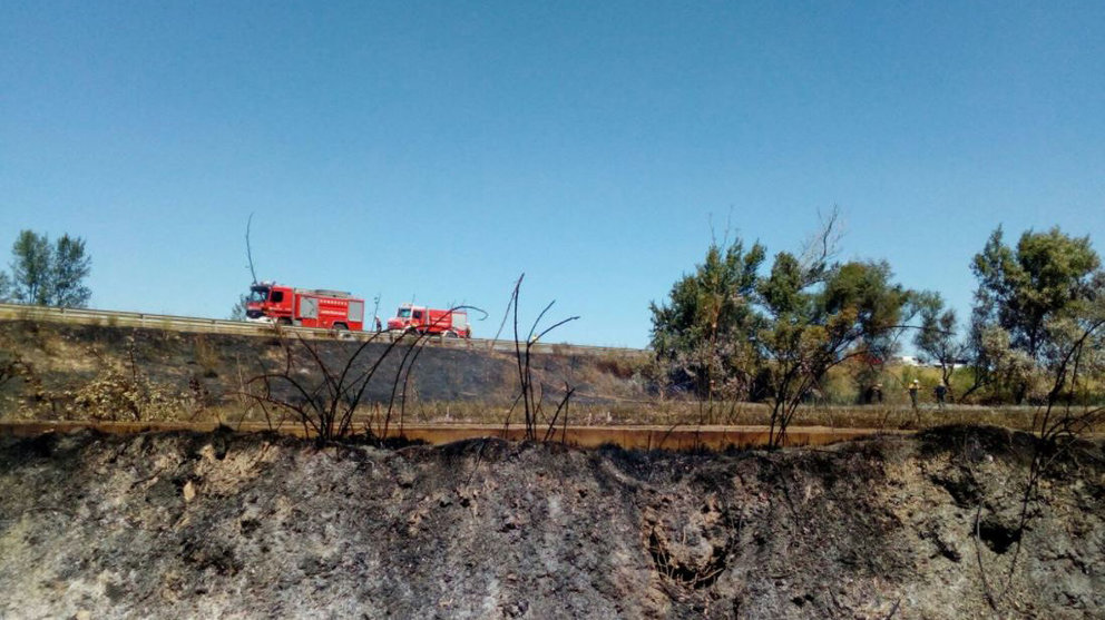Incendio de una zona de rastrojo y arbolado en Fustiñana BOMBEROS DE NAVARRA