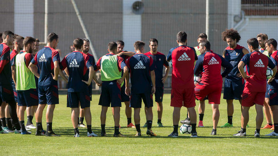 Diego Martínez habla con sus jugadores en Tajonar. Foto CA Osasuna.