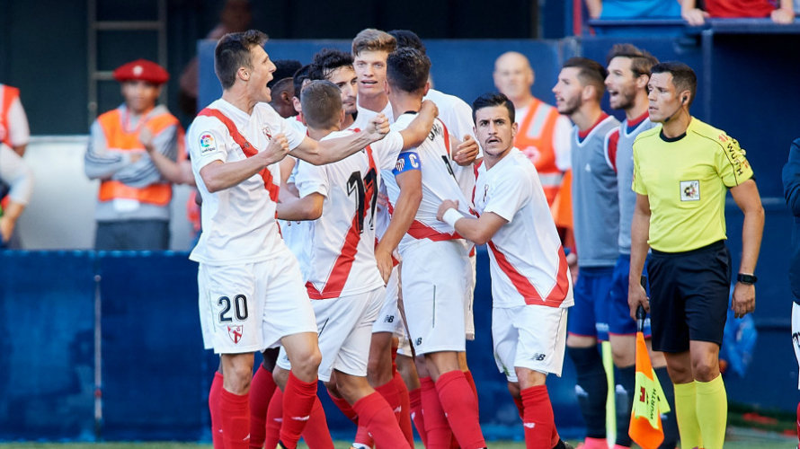 Los jugadores del Sevilla Atlético celebran su gol en El Sadar. La Liga.