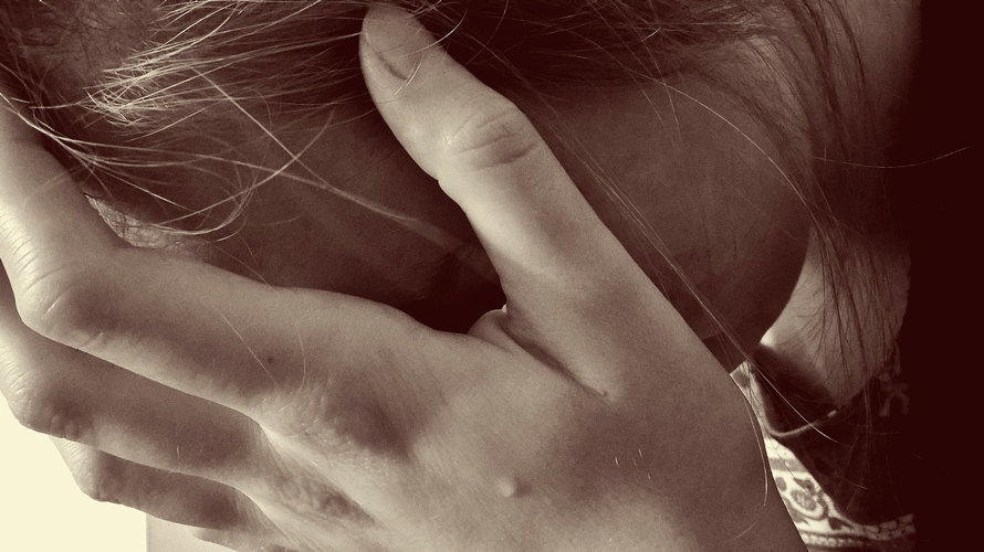 Una mujer se tapa la cara mientras llora. ARCHIVO
