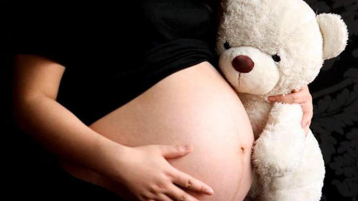 Una joven embarazada sujeta un oso de peluche ARCHIVO