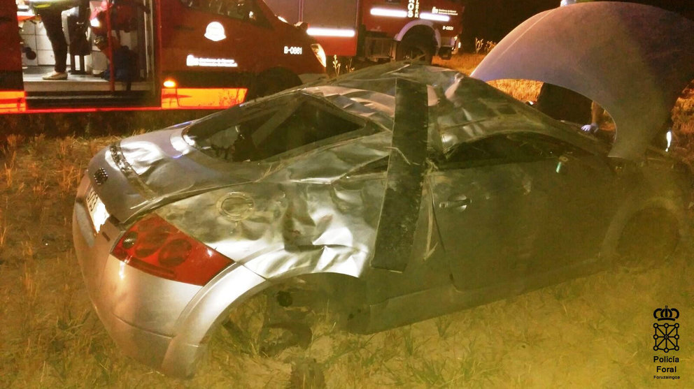 Imagen del accidente en Viana en el que han resultado heridas dos personas al salirse de la vía con su vehículo.
