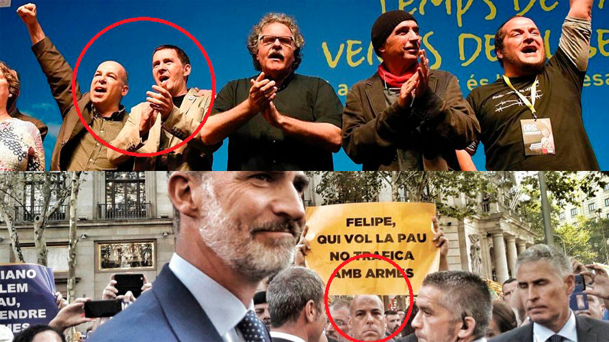 David Minoves junto a Arnaldo Otegi y con un cartel relacionando al rey Felipe VI con el tráfico de armas en la manifestación de Barcelona