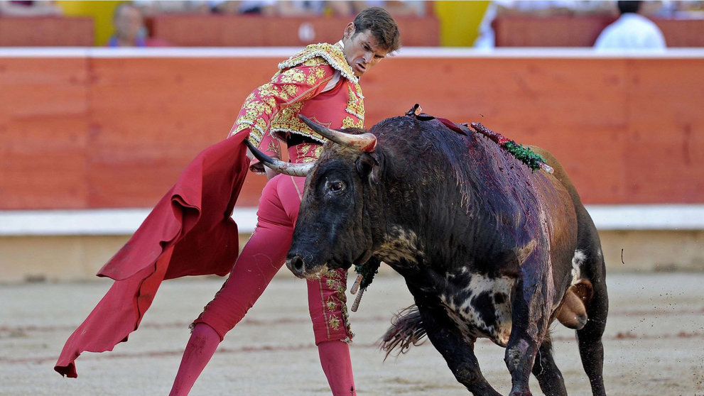 El torero Eugenio de Mora durante la lidia a su primer toro de la tarde. PABLO LASAOSA