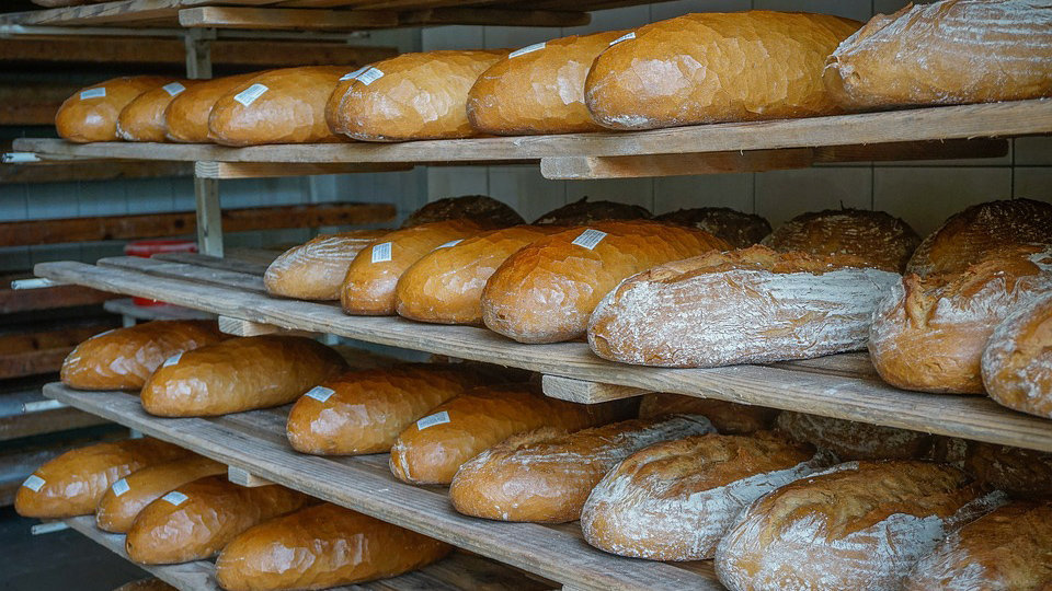 Barras de pan en una panadería.