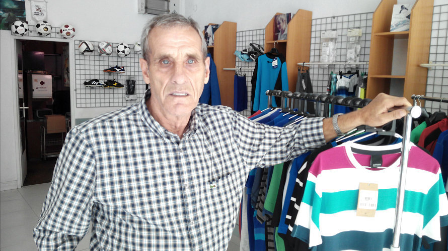 Javier Ederra Goñi en su tienda de deportes.