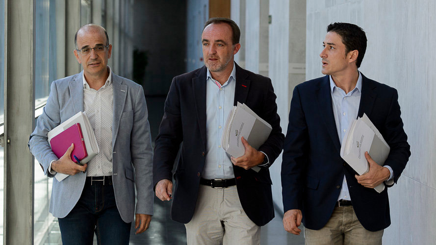 Alberto Catalán, Javier Esparza y Oscar Arizcuren acceden a la mesa y junta de portavoces. PABLO LASAOSA