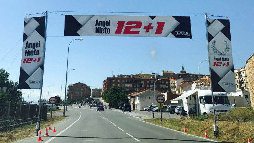 Cartel en recuerdo al piloto Ángel Nieto a falta de 13 kilómetros del final de la etapa disputada desde el Circuito de Navarra TWITTER OSCAR PEREIRO