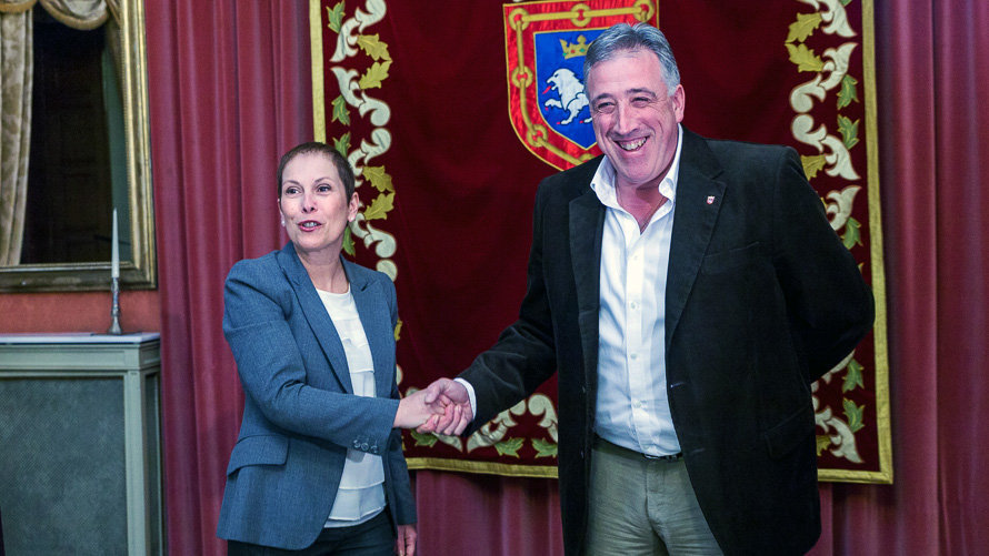 La presidenta de Navarra, Uxue Barkos, y el alcalde de Pamplona, Joseba Asiron, firman un convenio para la gestión de la Biblioteca Pública del Casco Viejo-San Francisco.(10)