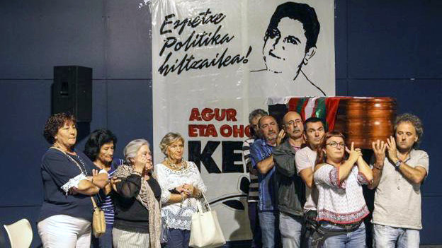 Familiares y simpatizantes de la izquierda abertzale recibieron en Bilbao el cuerpo de Kepa del Hoyo. EFE..