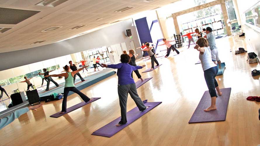 Mujeres participan en una clase de yoga. ARCHIVO