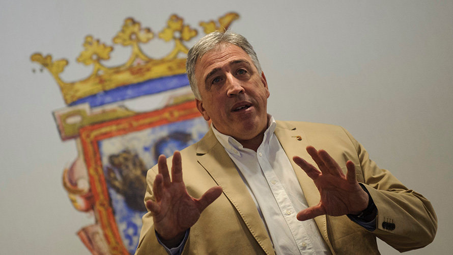 El alcalde Joseba Asirón, recibe al primer grupo de personas que participan en una visita guiada a la nueva decoración del zaguán. MIGUEL OSÉS_9