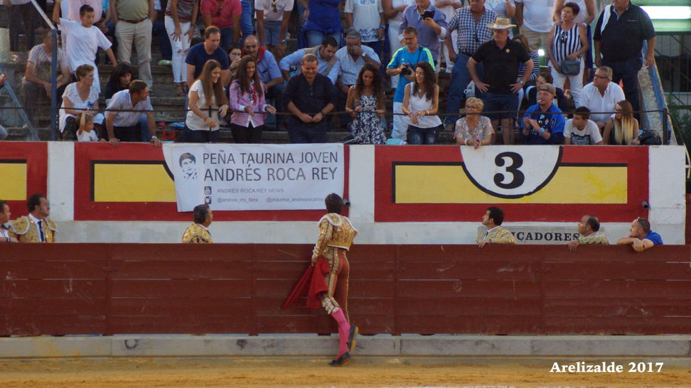 Andrés Roca Rey brinda el toro a Nerea Frommknecht, la presidenta de su club de fans en España, en su corrida en Ejea de los Caballeros