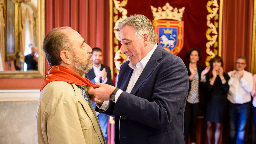 Entrega del Pañuelo de Pamplona a Javier Pagola por parte de Joseba Asirón en representación del Ayuntamiento. PABLO LASAOSA (7)