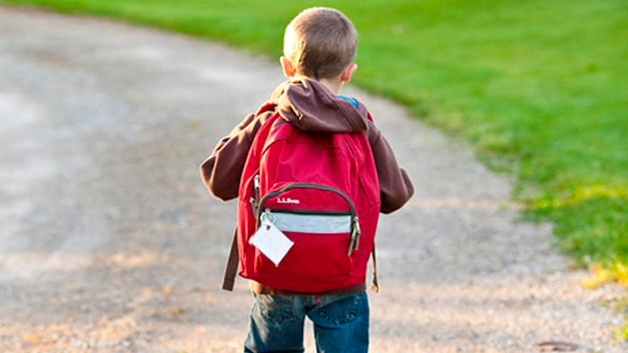 Un niño camina con su mochila