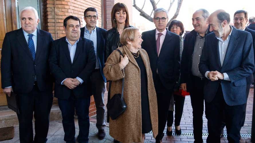 María Teresa Castells junto a varios miembros del partido socialista. EFE