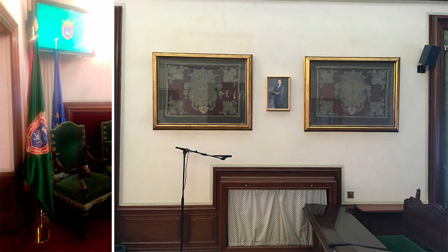 Así luce el pequeño retrato del Rey de España y las banderas en el salón de plenos del Ayuntamiento de Pamplona