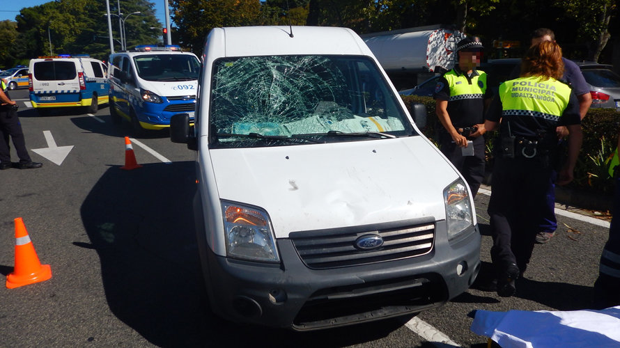 Estado en el que quedó la furgoneta tras arrollar a la joven ciclista en Pamplona. POLICÍA MUNICIPAL