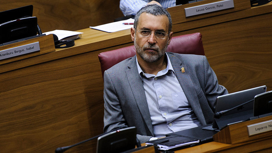 Miguel Laparra durante el pleno en el parlamento. MIGUEL OSÉS