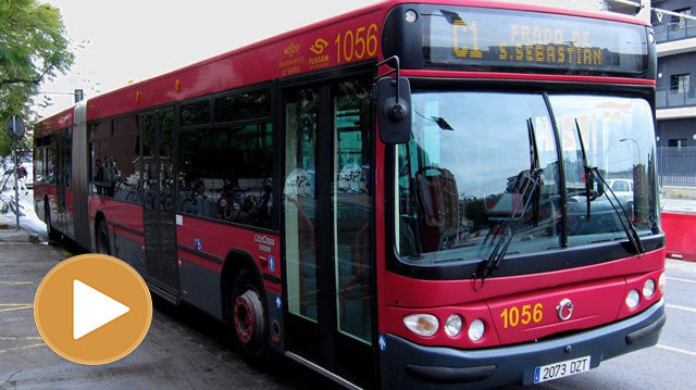 Un autobús urbano de Sevilla, de la empresa Tussam, como el que protagonizó el altercado con un turismo en plena noche.