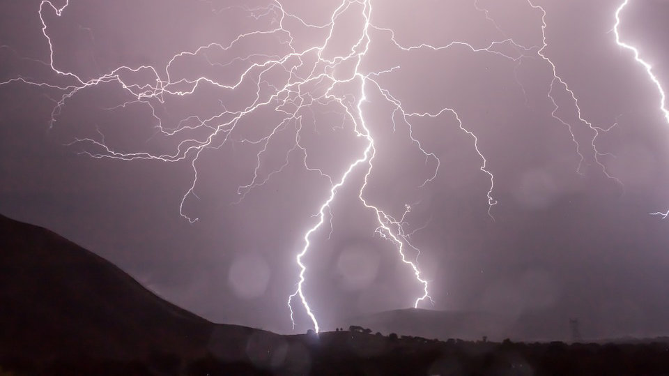 Imagen de un rayo cayendo sobre un campo durante una tormenta eléctrica ARCHIVO