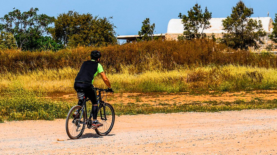 Un ciclista por un camino rural