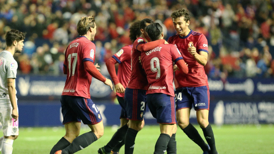 Los jugadores de Osasuna celebran uno de los goles marcados para darle la vuelta al marcador frente al Almería en El Sadar LFP